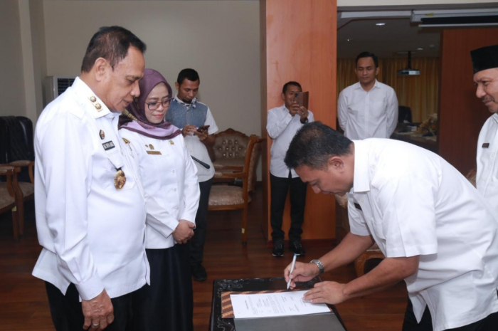 <p>Keterangan Foto : Serah terima jabatan bagi pejabat pimpinan tinggi pratama Sulteng, (Foto/Humas Pemprov Sulteng)</p>

