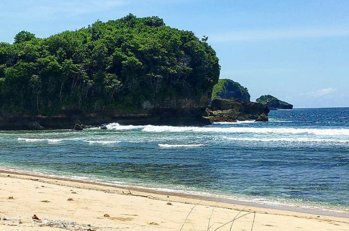 <p>Ket foto:Potret sempurna wisata Pantai Banteng Mati Blitar Jawa Timur (Foto/Instagram/djatmikoprijambodo)</p>
