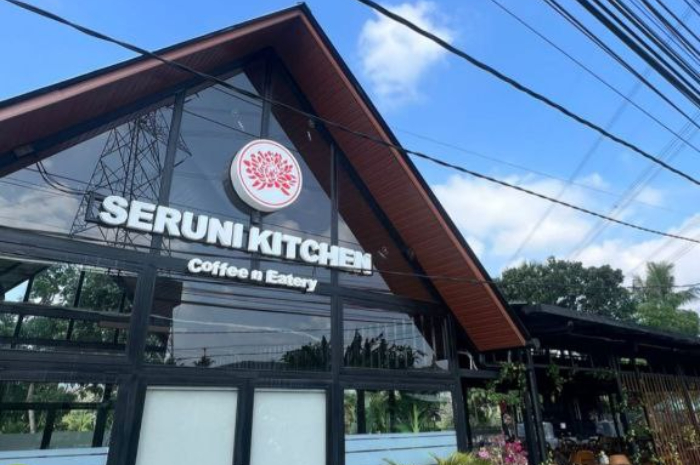 <p>Ket foto: Nongkrong di Seruni Kitchen Coffee and Eatery Semarang yang bikin betah (Foto/Instagram/seruni_kitchen.id)</p>

