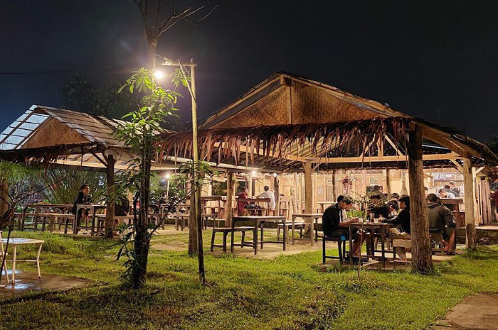 <p>Ket foto: Rekomendasi tempat nongkrong, Teras Angkringan Ben Kemebul Salatiga suguhkan pemandangan alam sawah dan gunung (Foto/Instagram/teras_angkringan_benkemebul)</p>
