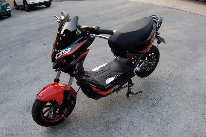 <p>Ket foto: spesifikasi dan harga motor listrik Sunrace New F1 (foto/YouTube/Otomotif Terbaru)</p>