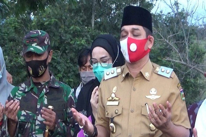 <p>Foto: Plt Walikota Palu Sigit Pasha Ziarah Pemakaman Massal Poboya, GemasulawesiFoto/ Aldi)</p>

