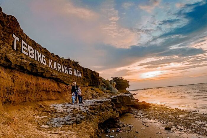 <p>Ket Foto: Ilustrasi foto pesona Pantai Karang Hitam Lekok Pasuruan (Foto/Instagram/@rica_rindy)</p>
