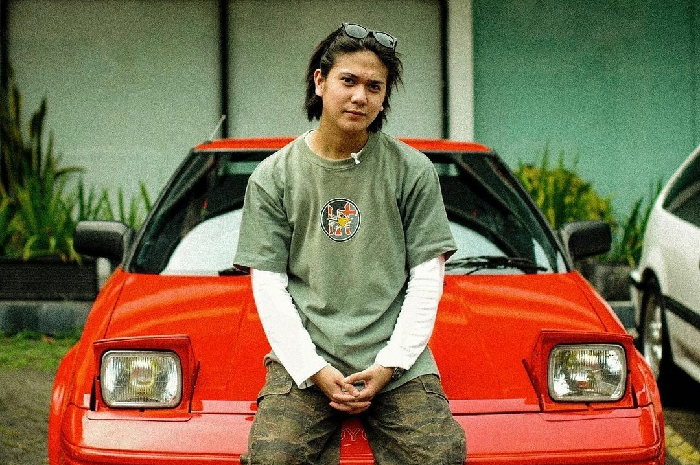 <p>Iqbaal Ramadhan dengan si Geulis, mobil klasik kesayangannya (Foto/Instagram/Iqbaal.e) </p>