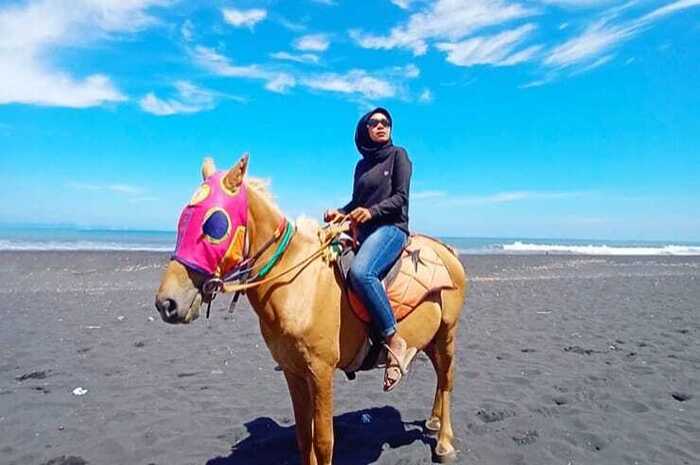 <p>Ket Foto: Ilustrasi foto pesona keindahan Pantai Watu Pecak (Foto/Instagram/@diannitcha)</p>
