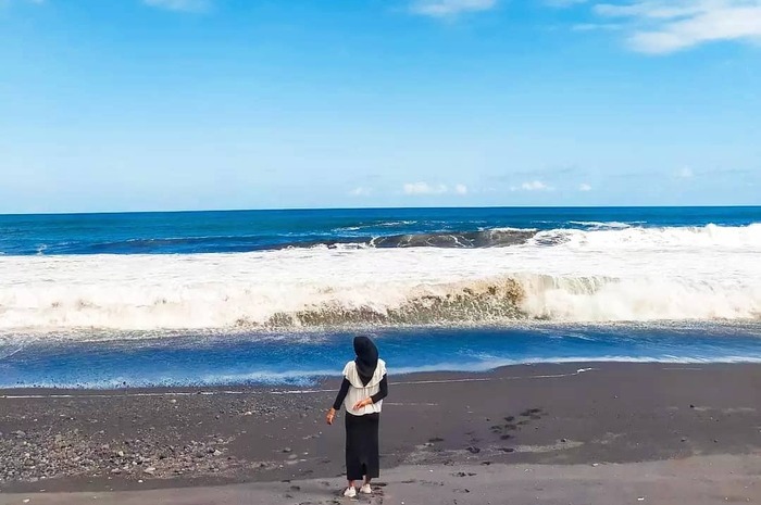<p>Ket Foto: Ilustrasi foto pesona Pantai Watu Godeg (Foto/Instagram/@wisatalumajang)</p>
