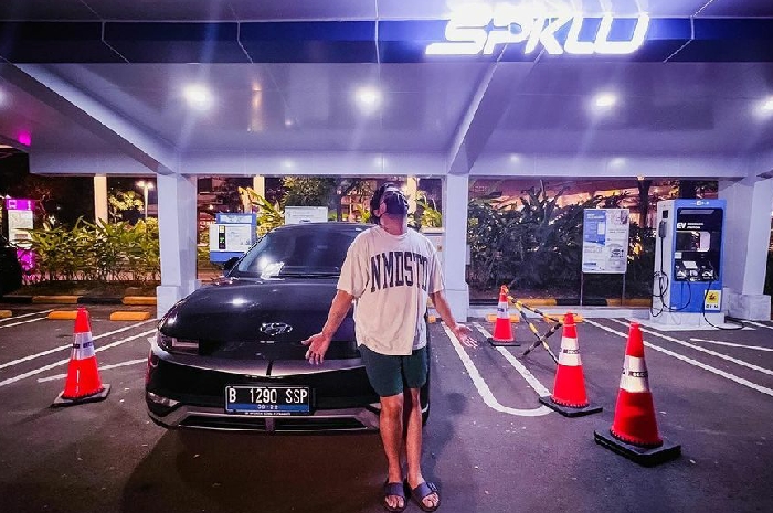 <p>Joshua Suherman dengan mobil Hyundai Ioniq 5 (Foto/Instagram/Joshua) </p>
