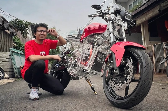 <p>Harris bersama motor listrik akrilik rakitannya (Foto/Instagram/Haris) </p>
