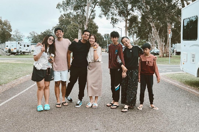 <p>Keluarga Surya Insomnia dan Hesti Purwadinata berkeliling Australia dengan campervan (Foto/Instagram/Hesti Purwadinata) </p>
