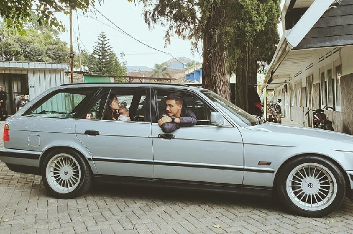 <p>Hamish Daud dengan BMW E34 Touring klasik miliknya (Foto/Instagram/Hamish Daud) </p>

