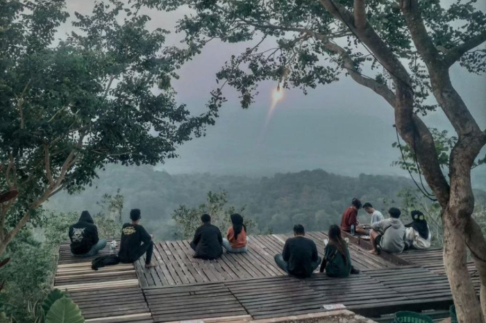<p>Ket foto: Serunya nongkrong di wisata Bukit Cendana Rembang (Foto/INstagram/bukit_cendana)</p>
