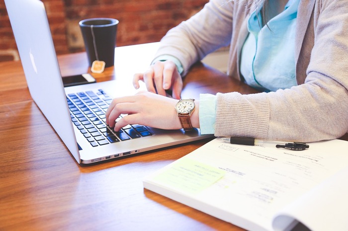 <p>Ket Foto: Ilustrasi foto seseorang yang sedang menggunakan laptop (Foto/Pixabay/Kerja)</p>
