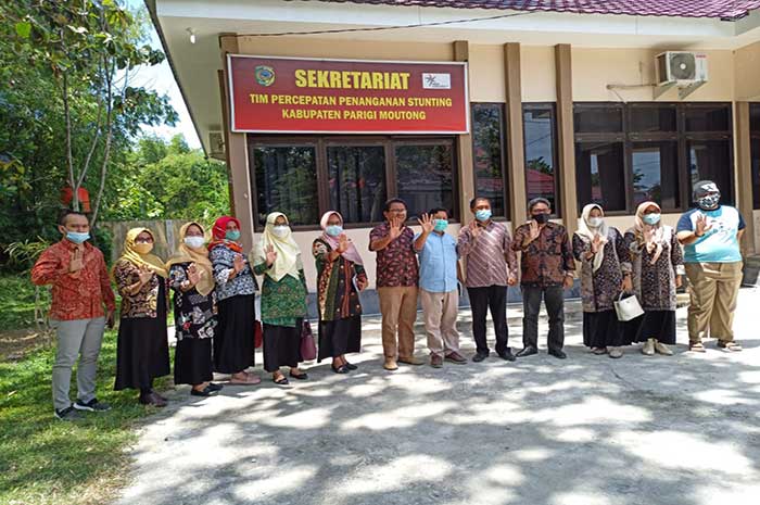 <p>Foto: Pemkab Parigi Moutong dan Banggai Kepulauan berpose bersama usai pemaparan capaian program penanganan kekerdilan anak atau stunting Parigi Moutong, di Kantor Bappelitbangda Parimo, Sabtu 6 Februari 2021.</p>
