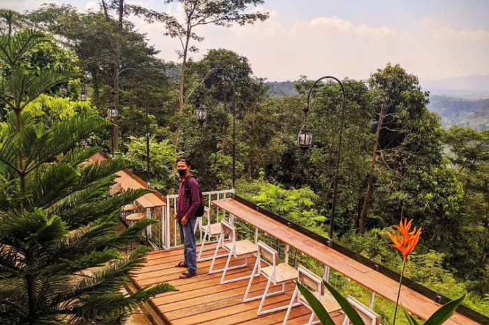 <p>Ket foto: Spot foto estetik di Sumanding Hills Cafe Jepara, viewnya indah bangte (Foto/Instagram/falih_alcantara)</p>

