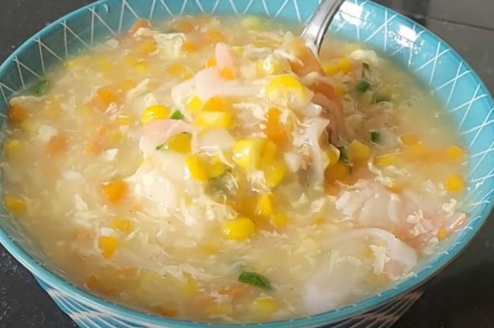 <p>Resep sup jagung, rasanya lezat dan nikmat (Foto/Youtube/Cooking with Hel)</p>
