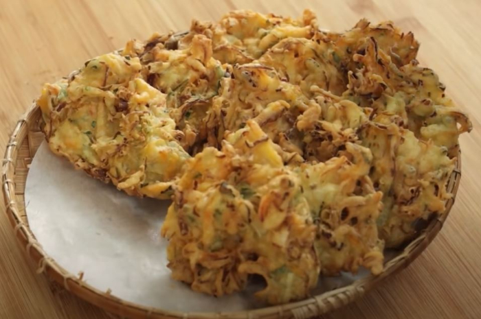 <p>Ket foto: Resep bakwan ala Devina Hermawan untuk takjil buka puasa (Foto/YouTube/@devinahermawan)</p>
