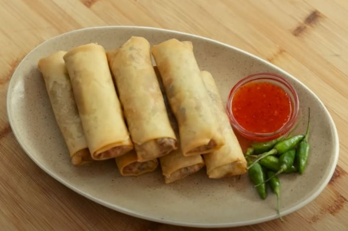 <p>Ket foto: Resep lumpia ayam jamur untuk menu takjil buka puasa (Foto/YouTube/@Devina Hermawan)</p>
