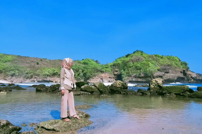 <p>Ket foto: Mempesonanya wisata Pantai Keben di Blitar Jawa Timur (Foto/Instagram/vielya)</p>
