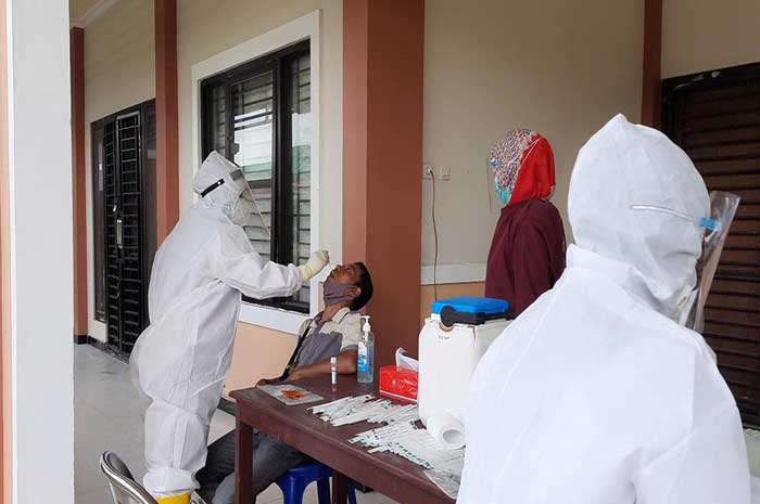 <p>Foto: Uji Swab Massal di Kabupaten Parigi Moutong.</p>
