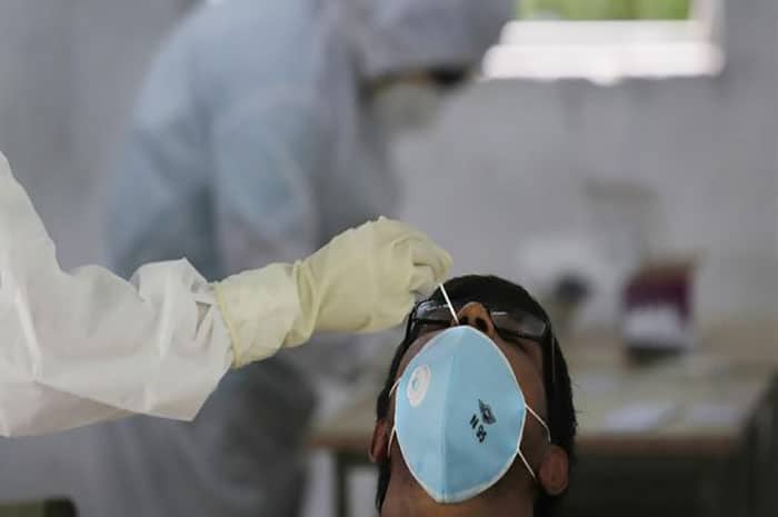 <p>Foto: Illustrasi sweeping rapid antigen.</p>