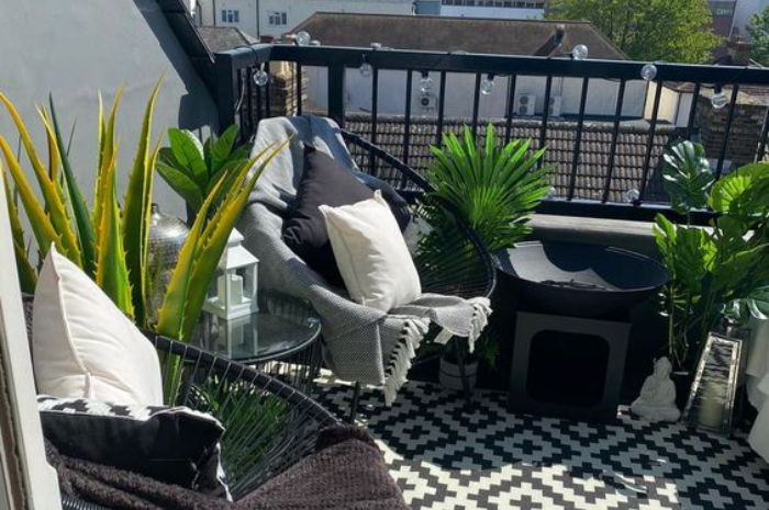 Ket Foto: Contoh Balkon Minimalis Tema Monokrom (Foto/Pinterest @housebeautifuluk)