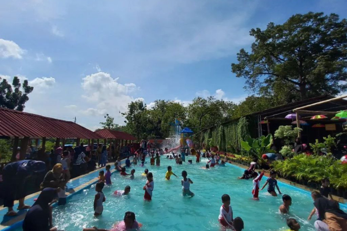 <p>Ket foto: Keseruan berenang di Taman Wisata Sarinah Rembang (Foto/Instagram/tamansarinah.karangsari)</p>
