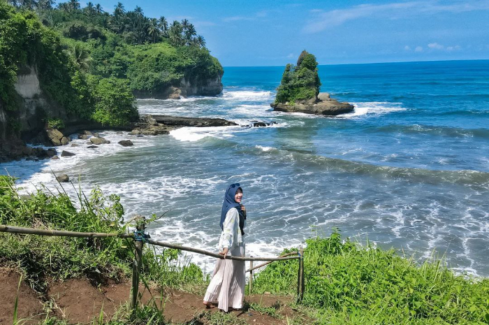 <p>Ket foto: Cantiknya wisata Pantai Karang Gantungan yang ada di Sukabumi (Foto/Instagram/msnn_29)</p>
