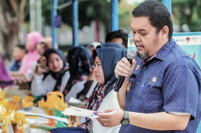 <p>Ket. Foto : Dinas Ketahanan Pangan Lakukan Gerakan Pangan Murah di Alun-Alun Kota Parigi Moutong<br />
(Foto/Prokopim)</p>
