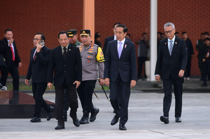 <p>Ket. Foto : Presiden Jokowi Dikabarkan Langsung Briefing dengan Beberapa Menteri Pendamping di Dubai<br />
(Foto/X/@jokowi)</p>
