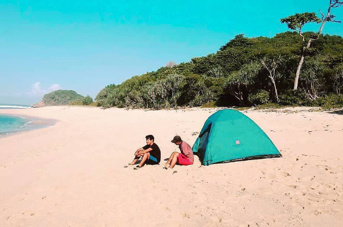 <p>Ket foto: Habiskan liburan di wisata Pantai Kedung Celeng Malang Jawa Timur (Foto/Instagram/gogo_gzli)</p>
