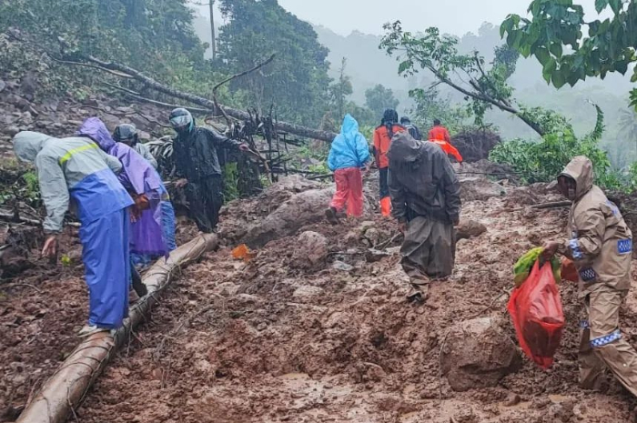 <p>Ket Foto: Tim Sar Gabungan Temukan Tiga dari Empat Korban Tertimbun Longsor di Gowa. (Foto/ Facebook Humas Basarnas Sulsel)</p>
