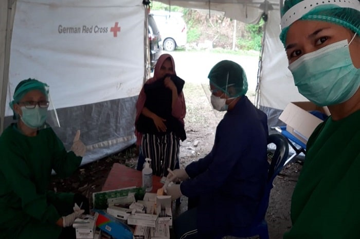 <p>Foto: Tim Medis Bantuan Kemanusiaan Kabupaten Parigi Moutong untuk Korban Gempa Majene lakukan cek kesehatan warga terdampak, di Kecamatan Ulumanda, Majene, Rabu 20 Januari 2021.</p>

