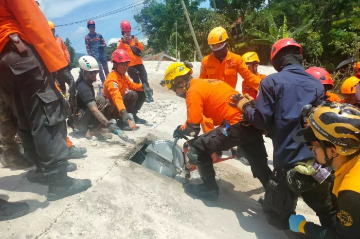 <p>Ket Foto: Tim SAR gabungan masih terus upayakan evakuasi korban terdampak gempa bumi di Cianjur (Foto/Info Maniis Purwakarta)</p>

