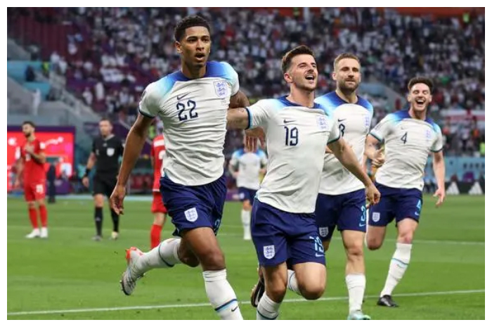 <p>Gelandang Inggris Jude Bellingham (kiri) merayakan bersama rekan setimnya setelah mencetak gol pertama timnya dalam pertandingan Grup B Piala Dunia Qatar 2022 menghadapi Iran di Khalifa International Stadium, Senin, 21 November 2022. (ADRIAN DENNIS / AFP)</p>
