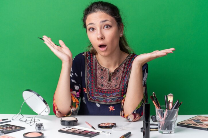 <p>Ket Foto: ilustrasi tips make up agar tidak terlihat tua (Foto/Freepic)</p>
