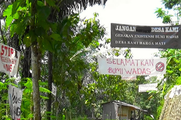 <p>Foto: Aksi tolak bendungan bener.</p>
