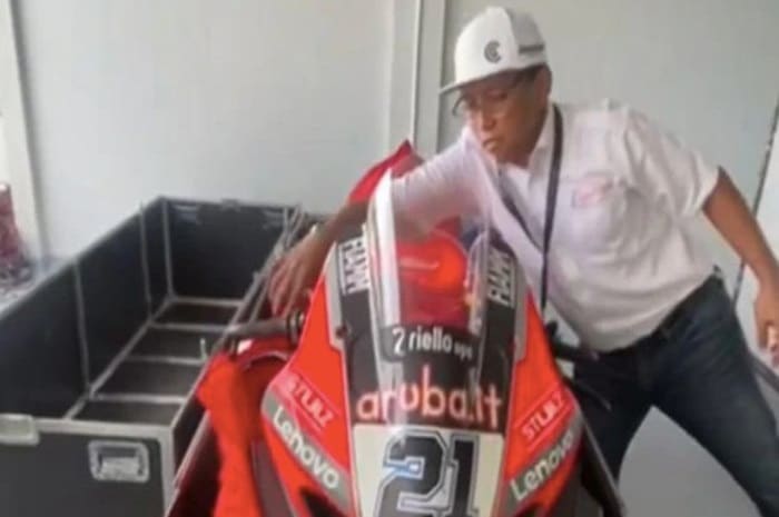 <p>Foto: Heboh Unboxing Ducati Mandalika. (Tangkapan video viral)</p>
