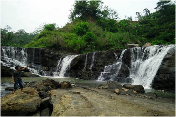 <p>Ket Foto: Pesona Curug Buhud Sumedang (Foto/Instagram/@dombakgilbarco)	</p>
