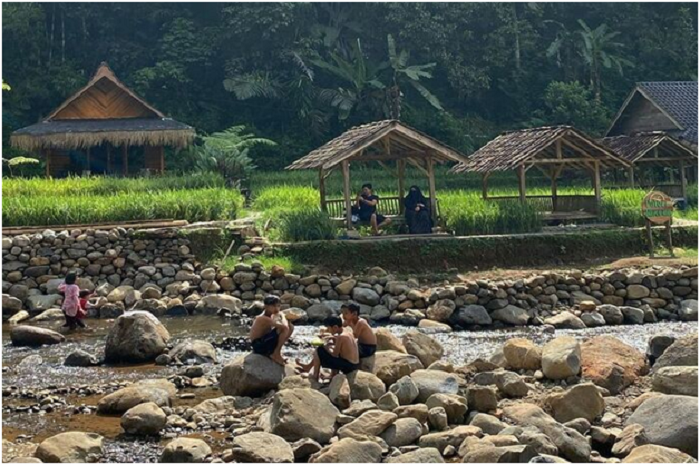 <p>Ket Foto: Pesona Putri River Inn Sumedang (Foto/Instagram/@putririverinn)</p>
