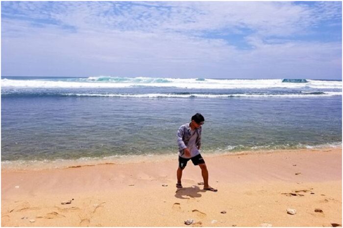 <p>Ket Foto: Pesona Pantai Eretan Wetan Indramayu (Foto/Instagram/@bayhaqqi.kaizen)	</p>
