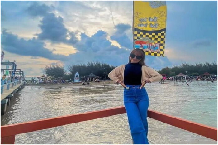 <p>Ket Foto: Pesona Pantai Balongan Indah Indramayu (Foto/Instagram/@pantai_bali2)</p>
