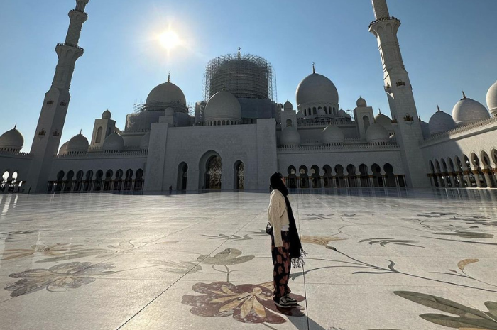 <p>Ket. Foto : Potret Jennie BLACPINK berada di Sheikh Zayed Grand Mosque Abu Dhabi (Foto/Instagram/@jennierubyjane)</p>
