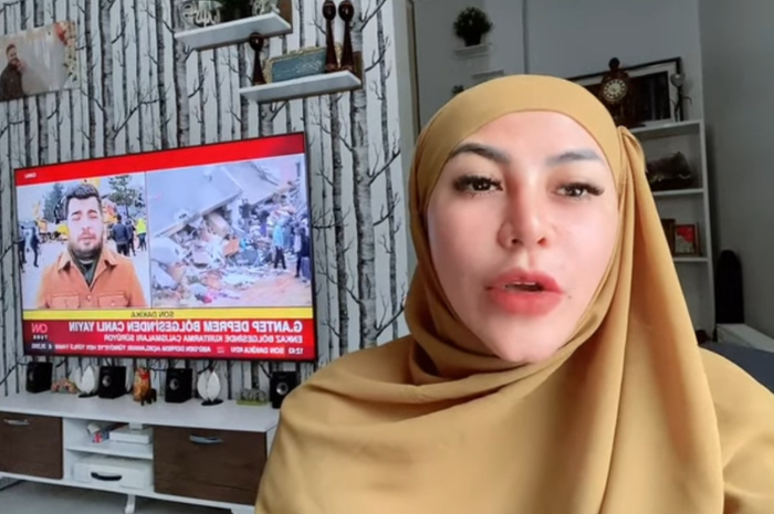 <p>Ket. Foto : Cinta Penelope konfirmasi keadaanya (Foto/YouTube/CintaPenelope)</p>
