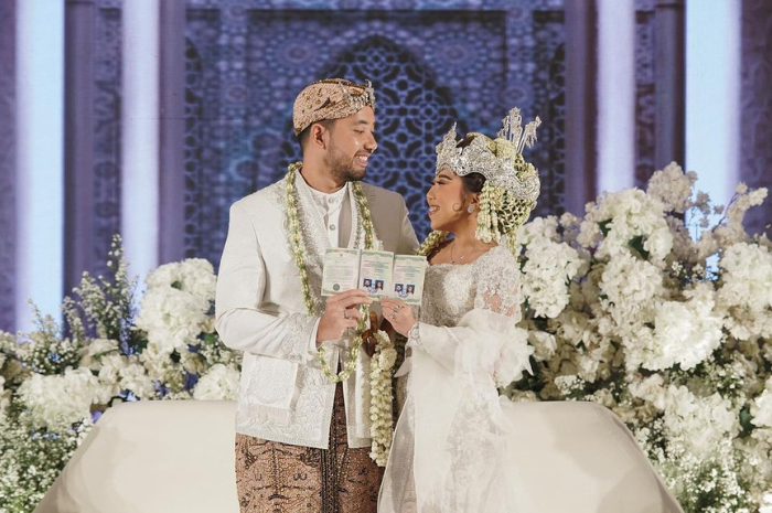 <p>Ket. Foto: Kiky Saputri dan Muhammad Khairi tersenyum sembari memamerkan buku nikah (Foto/Instagram/@kikysaputrii)</p>
