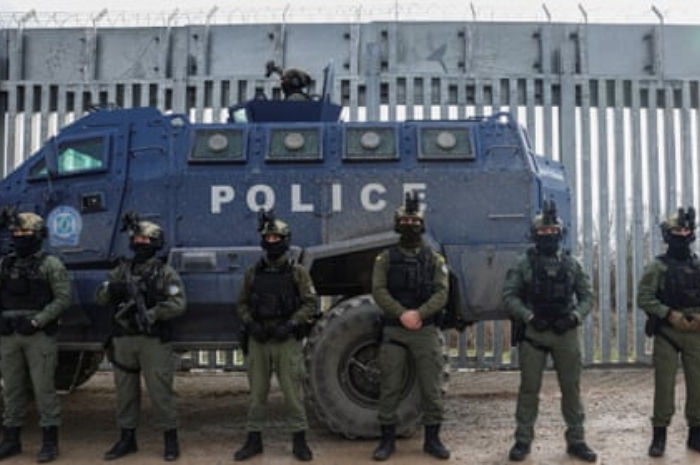 <p>Keterangan Foto: Upaya penguatan perbatasan oleh militer Yunani,(Foto:/Twitter/hellenasmith)</p>
