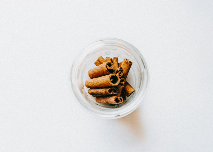 Ket. Foto: Kayu manis di dalam sebuah toples kaca (Foto/Pixabay @antonio_cansino)