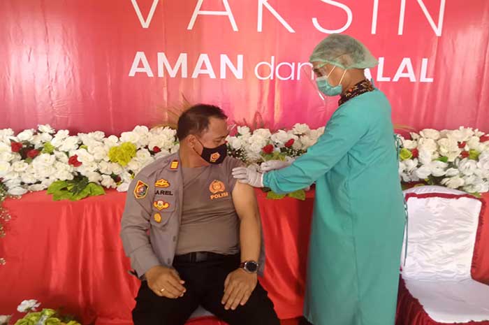 <p>Foto: Kapolsek Banggai Saat Ikuti Vaksinasi Covid 19 di Banggai Laut, Kamis 4 Januari 2021. </p>
