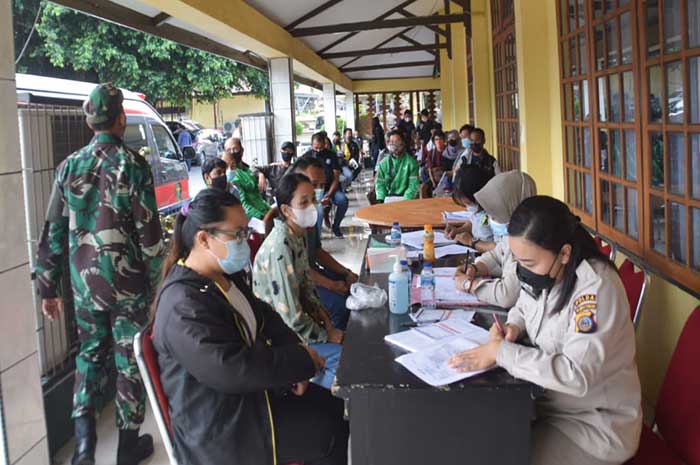 <p>Foto: Pelaksanaan Vaksinasi di Polda Sulawesi Tengah.</p>
