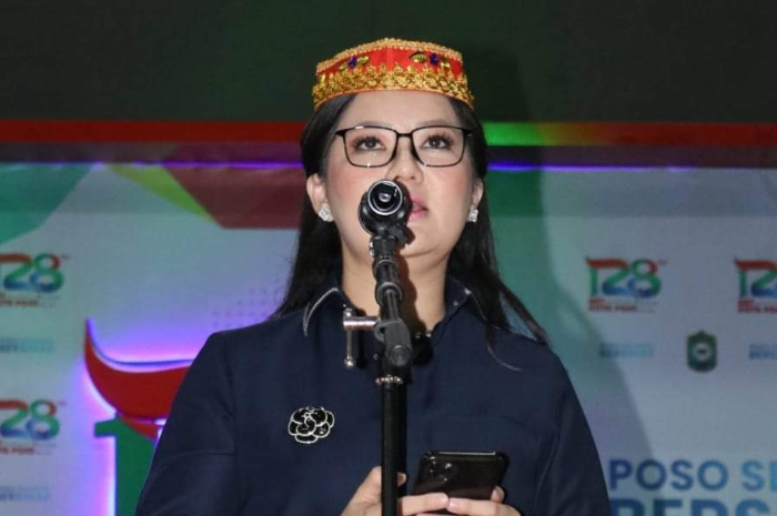 <p>Ket Foto: Bupati Poso, Verna Ingkiriwang, dalam menyampaikan sambutan di perayaan HUT Kota Poso ke 128 tahun (Foto/Facebook/Kominfosandi Poso)</p>

