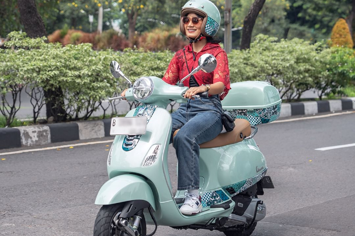 <p>Ket Foto: Vespa Batik dengan warna green relax dan dipadukan dengan 7 pola batik dari Indonesia (Foto/Instagram/vespa_indonesiaofficial)</p>
